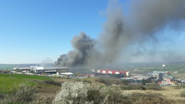 İstanbul'da fabrika yangını ! Patlama sesleri yükseliyor