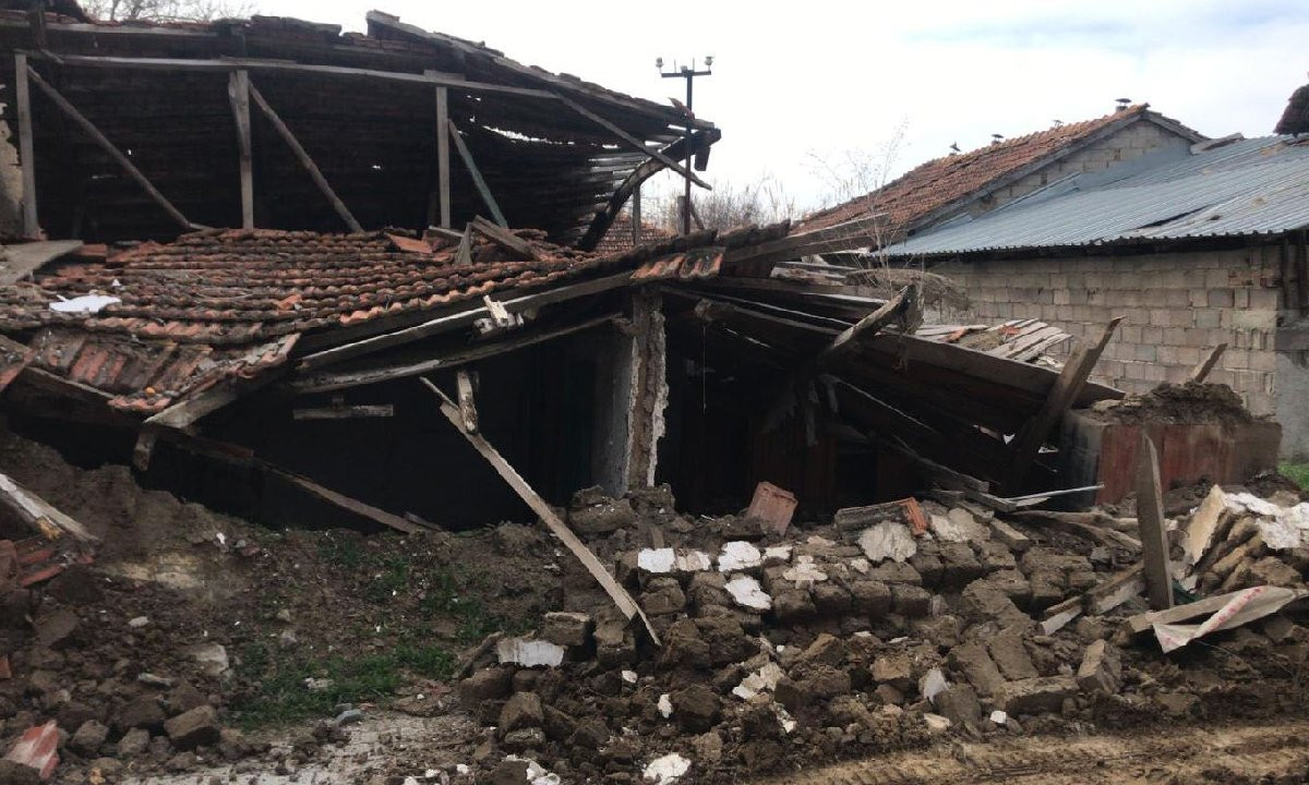 İzmir'den Antalya'ya kadar hissedildi... Ege'de şiddetli deprem !