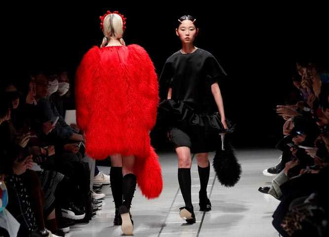 Tokyo Moda haftasında çarpıcı tasarımlar yer aldı