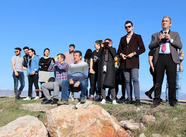 Ak pelikanları görebilmek için göle akın ettiler
