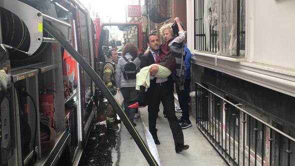 Vatandaşlar onu, o kedisini kurtardı