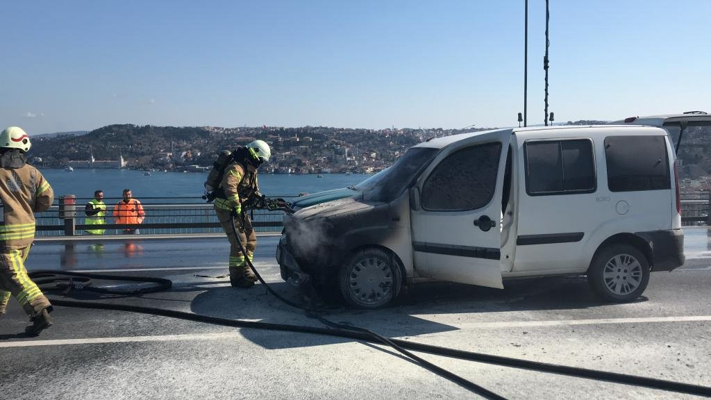 15 Temmuz Şehitler Köprüsü’nde polis aracı yandı