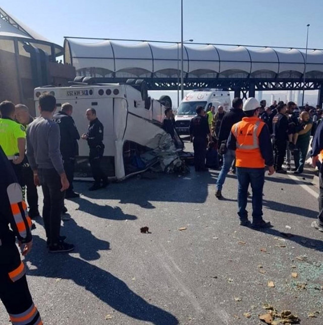 Down sendromlu çocukları taşıyan minibüs devrildi: Yaralılar var