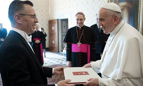 Büyükelçi Göktaş Papa'ya güven mektubunu sundu