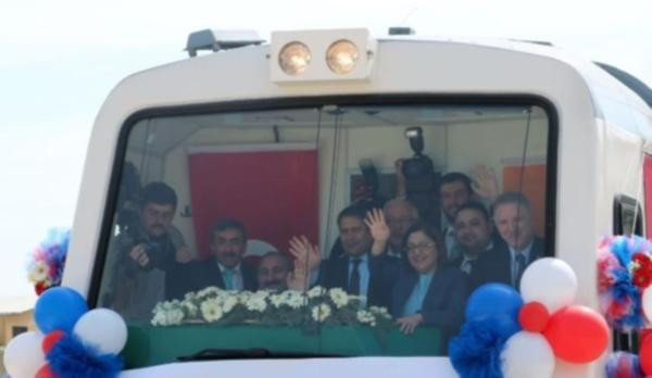 AK Partili heyetten vatandaşa: ''Şeyin trene baktığı gibi bakıyorlar''