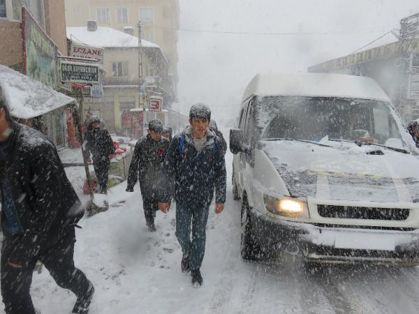 Van'da 14 yerleşimin yolu kardan kapandı - Resim: 3