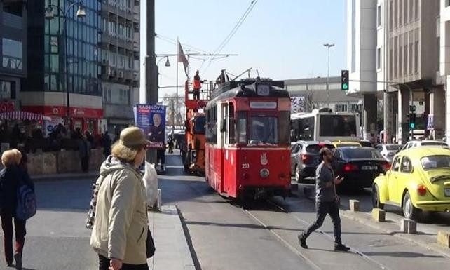 Kadıköy'de elektrik teli koptu, tramvay seferleri durdurdu