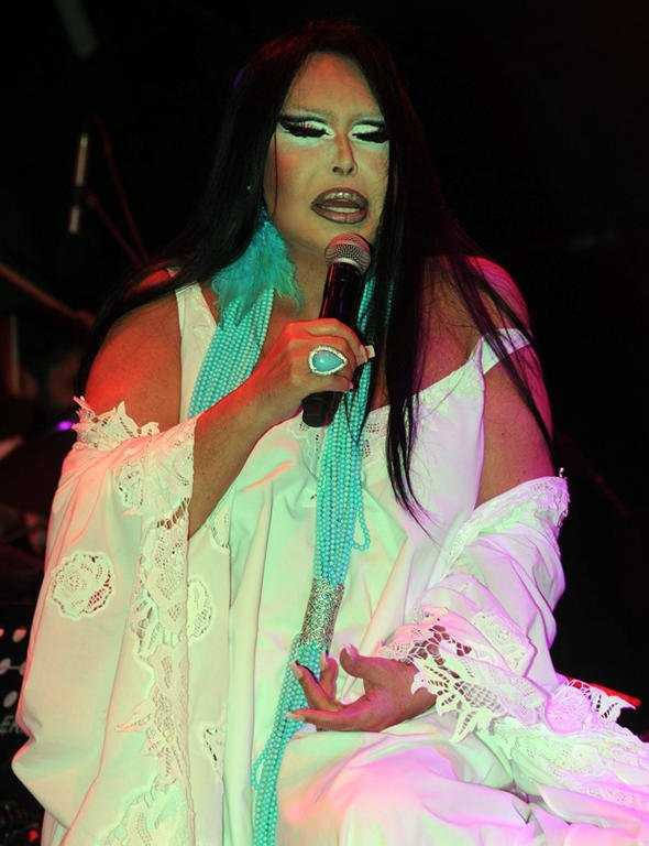 Bülent Ersoy'dan 'seyirciyi dövdü' iddiasına yanıt