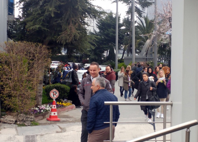 İstanbul'da ağır koku alarmı ! Bina tahliye edildi