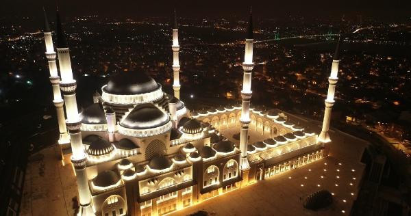 Çamlıca Camii'nin ışıklandırılmış hali büyüledi