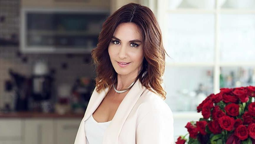 Ayşe Tolga transparan elbisesi olay oldu