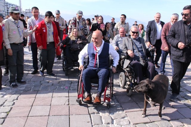 Tunç Soyer'den tekerlekli sandalyeyle dikkat çeken farkındalık eylemi