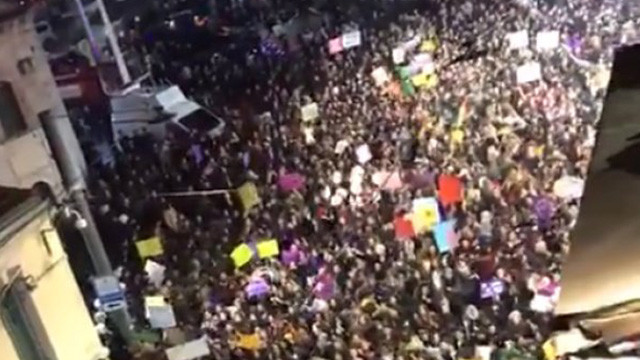 Taksim'de ezanı ıslıklayan feministler Türkiye'yi ayağa kaldırdı