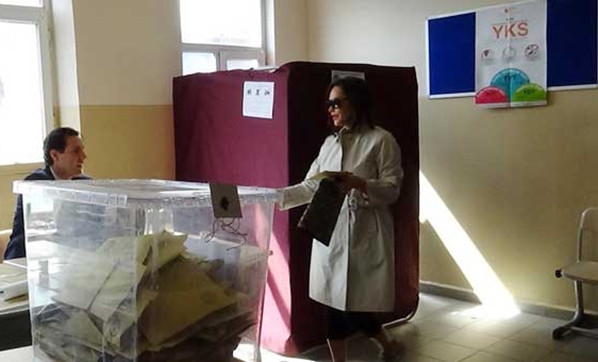 Oy kullanan Hülya Avşar mührü kabinde unuttu