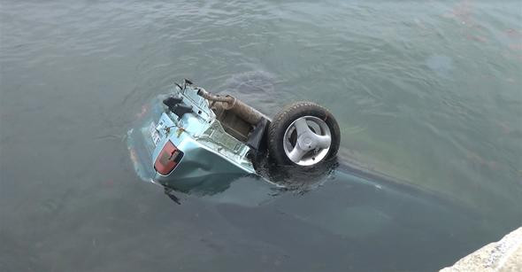 Silivri'de otomobil denize düştü