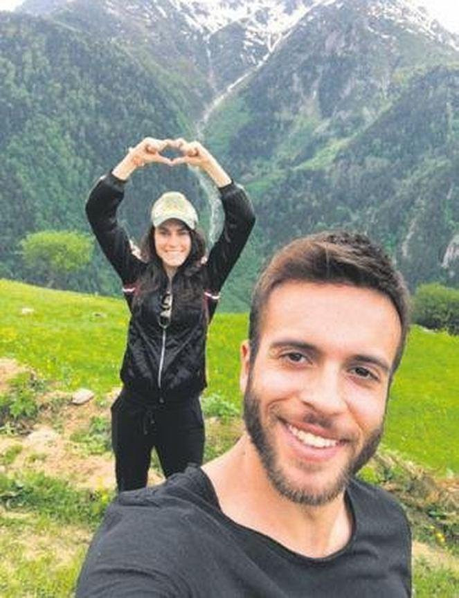 Açelya Topaloğlu arkadaşının eski sevgilisiyle yakalandı