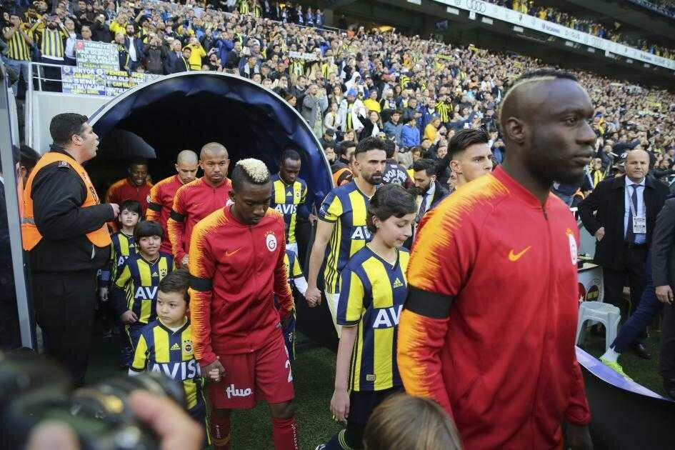 Fenerbahçe - Galatasaray derbisinden en çarpıcı kareler