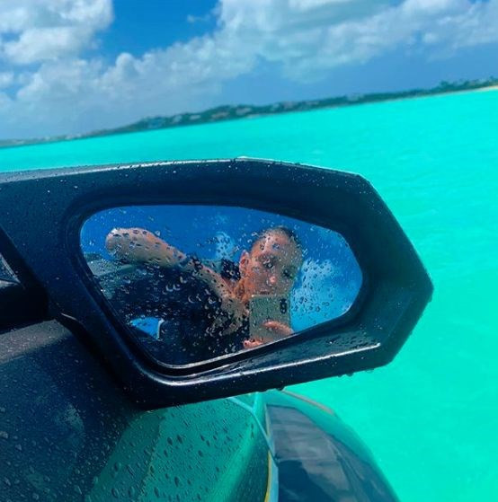 Bella Hadid'in jet ski selfie'si sosyal medyayı salladı