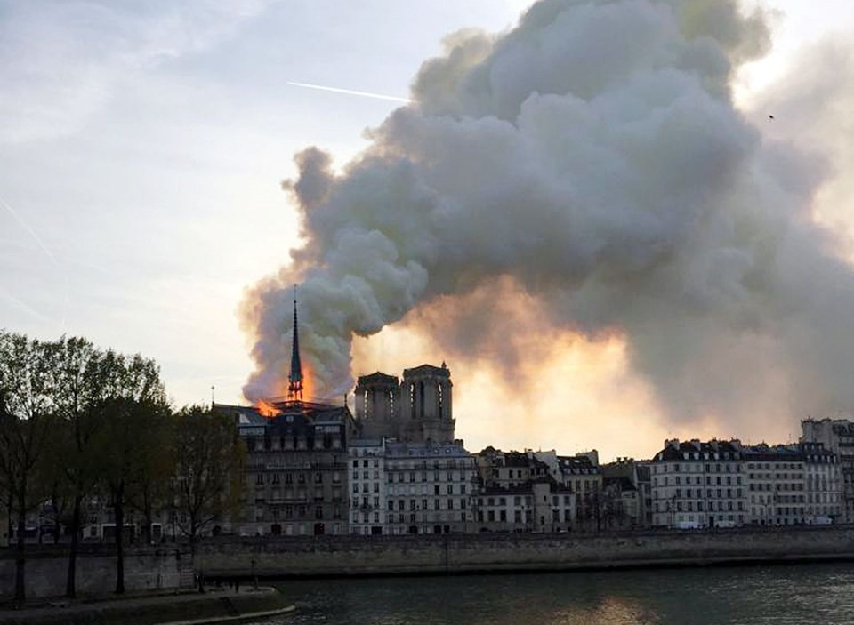 Tarihi Notre Dame Katedrali'nde yangın
