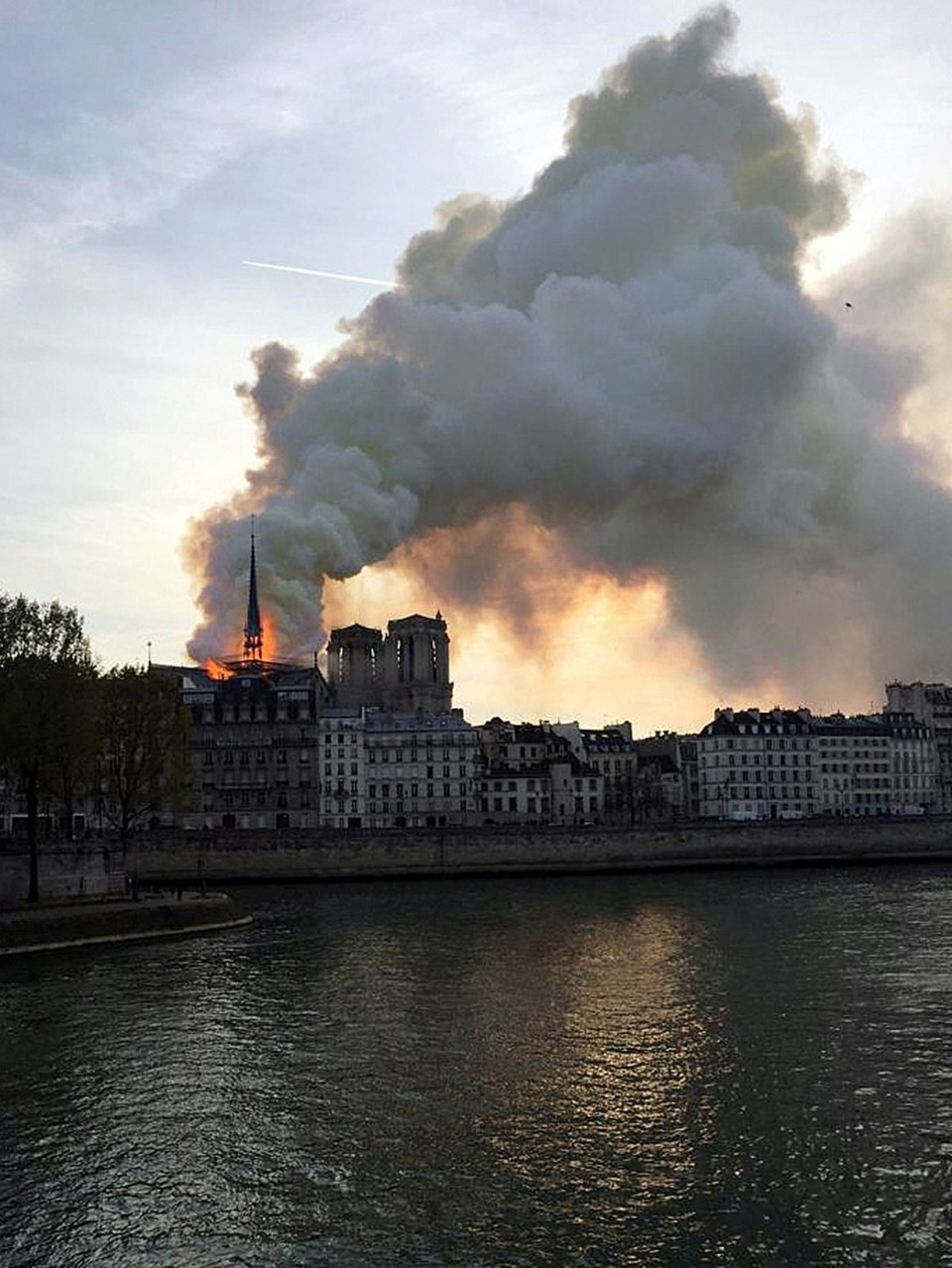 Tarihi Notre Dame Katedrali'nde yangın