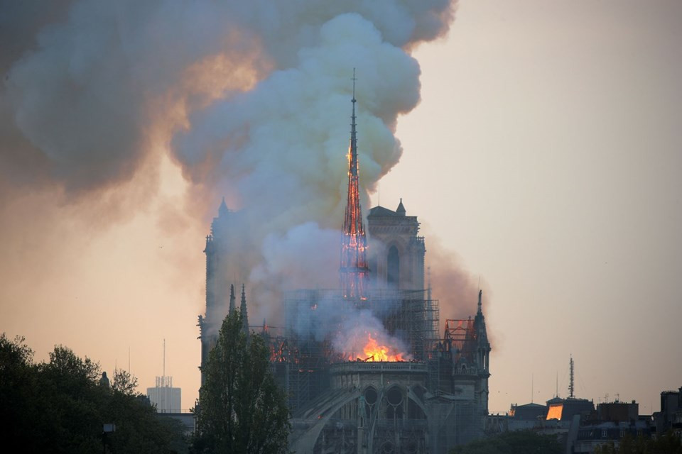 Tarihi Notre Dame Katedrali'nde yangın