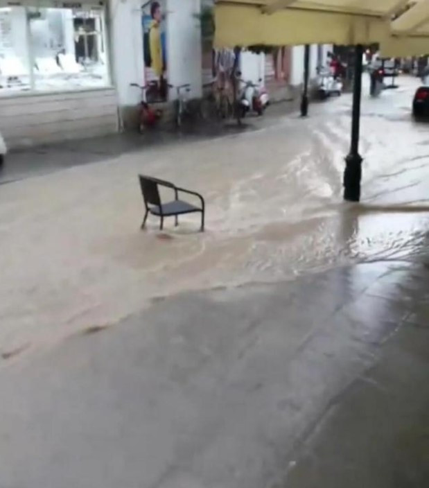 İzmir'i sağanak yağış ve hortum vurdu