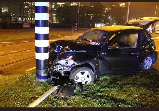 Ünlü futbolcunun milyonluk otomobili hurdaya döndü