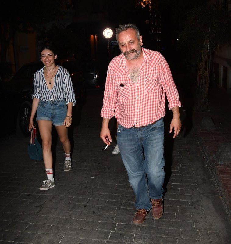Hazar Ergüçlü sevgilisi Onur Ünlü'yü ailesiyle tanıştırdı