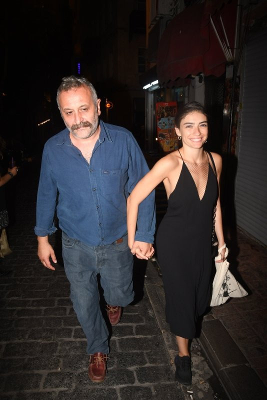 Hazar Ergüçlü sevgilisi Onur Ünlü'yü ailesiyle tanıştırdı