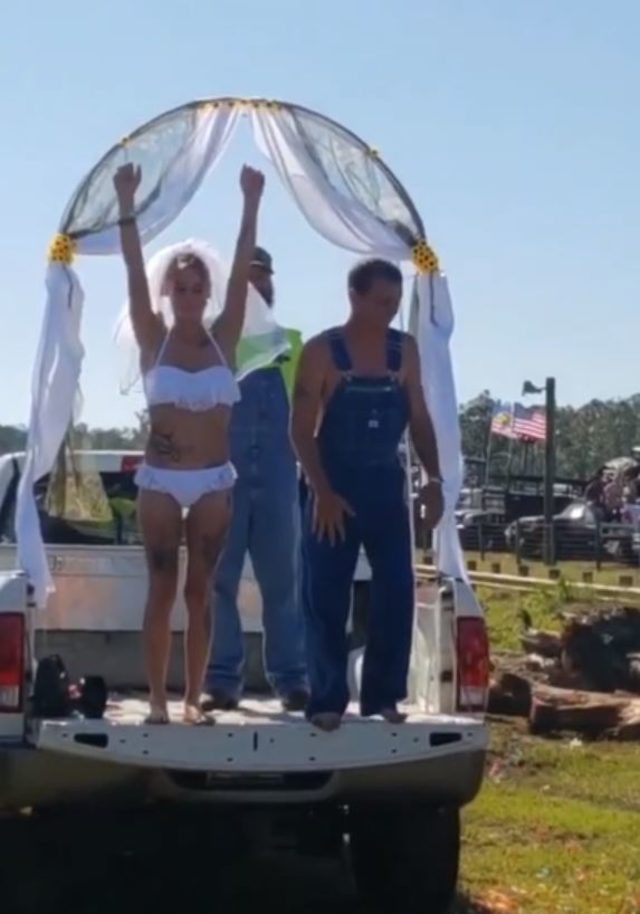 Gelinlik yerine bikini, damatlık yerine işçi tulumu