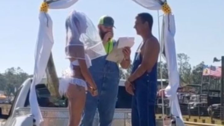 Gelinlik yerine bikini, damatlık yerine işçi tulumu