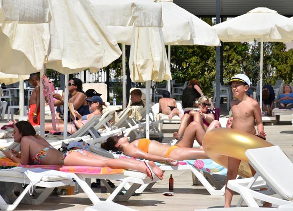 Marmaris'e yaz geldi; plajlar doldu !