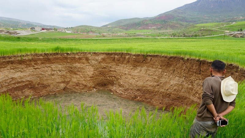 Korkunç bir gürültüyle uyandılar, 40 metre çapınca obrukla karşıla