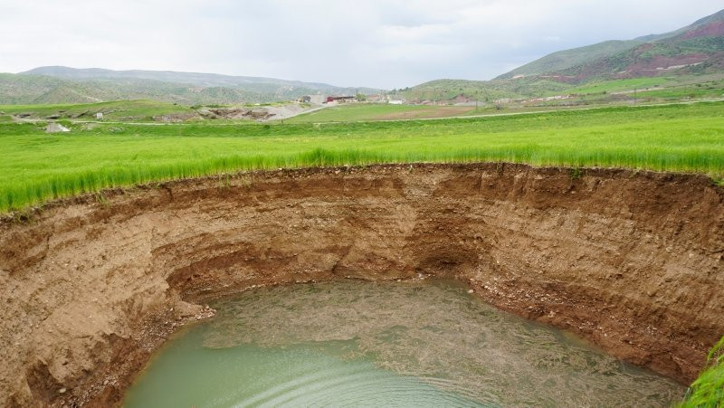 Korkunç bir gürültüyle uyandılar, 40 metre çapınca obrukla karşıla