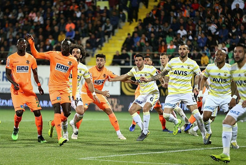 Fenerbahçeli futbolcular soyunma odasında dürüm mü yedi ?