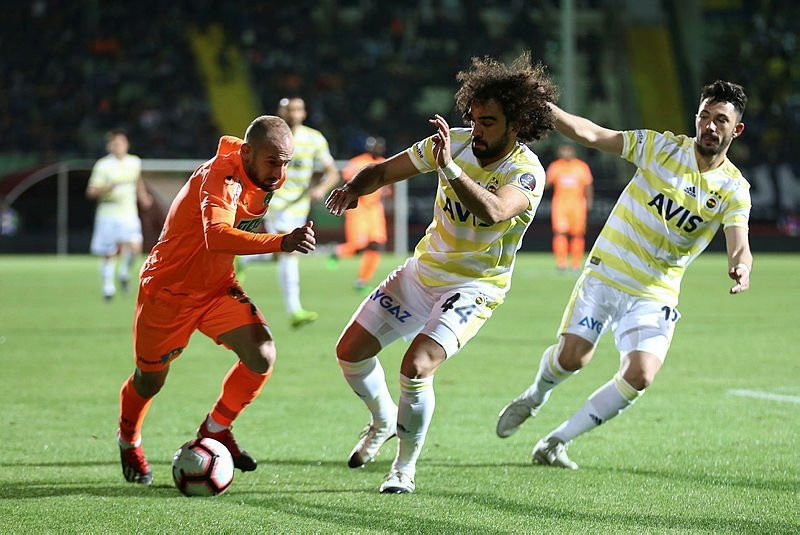 Fenerbahçeli futbolcular soyunma odasında dürüm mü yedi ?