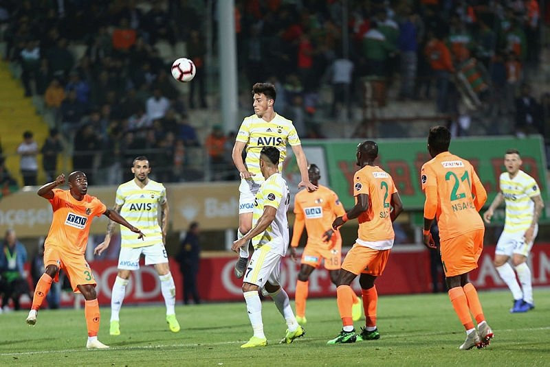 Fenerbahçeli futbolcular soyunma odasında dürüm mü yedi ?