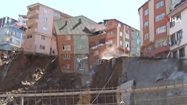 İstanbul'da 4 katlı bina çökme anı 