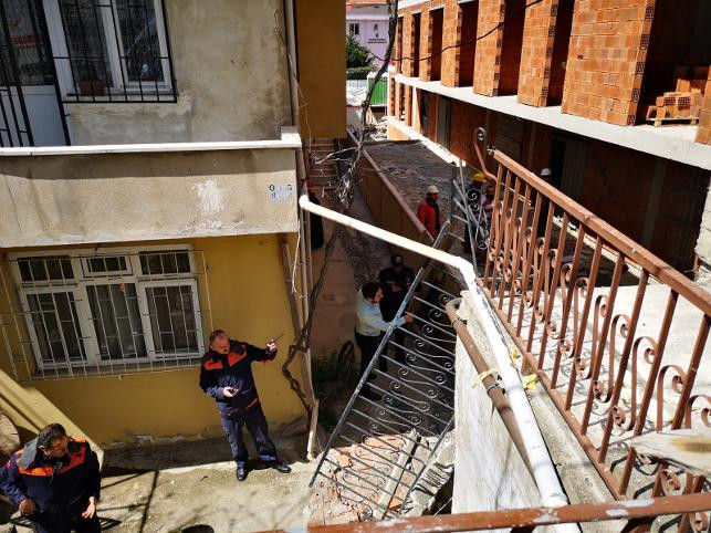 Ümraniye'de merdiven çöktü:1 yaralı