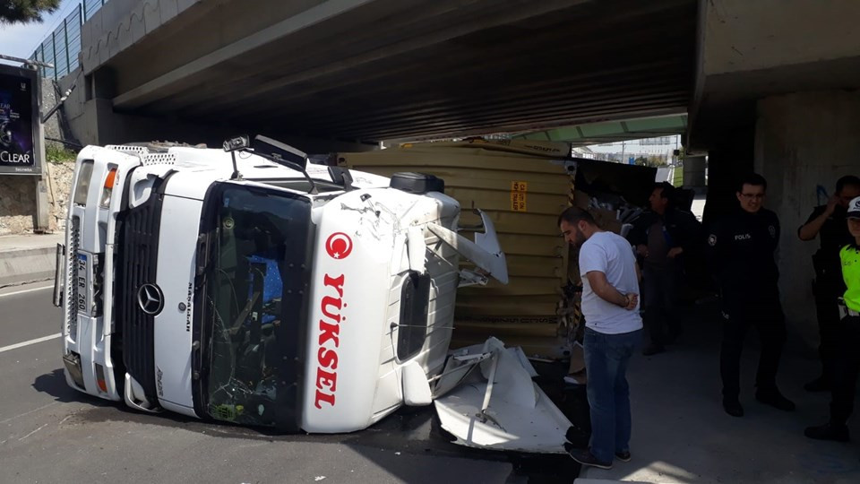 İstanbul'da köprü altına sıkışan TIR devrildi