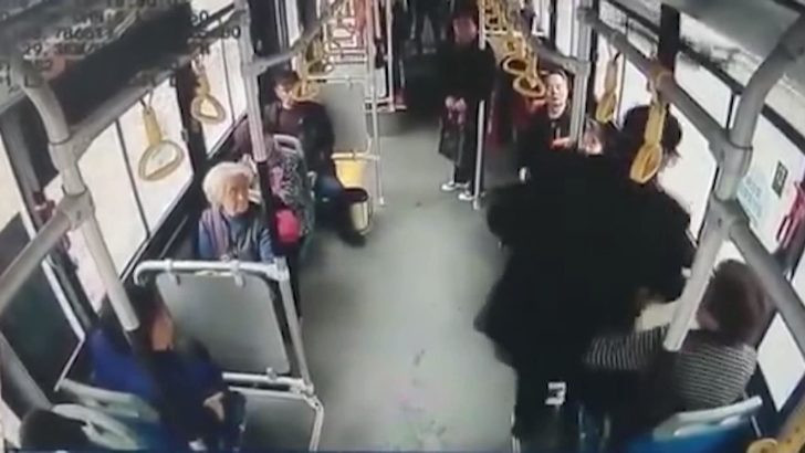 Yaşlı adam, kendisine yer vermeyen kadına öyle bir şey yaptı ki...