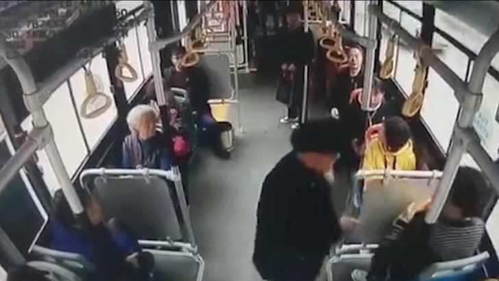 Yaşlı adam, kendisine yer vermeyen kadına öyle bir şey yaptı ki...