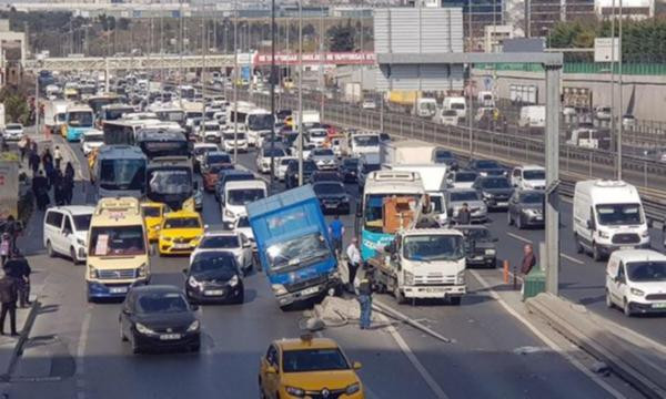 İstanbul’da E-5’i kilitleyen kaza
