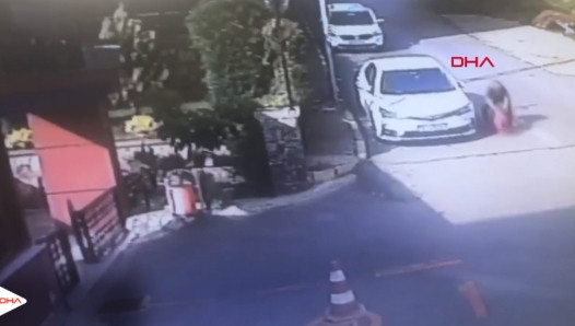 Çocuğa sokak ortasında şiddet kamerada