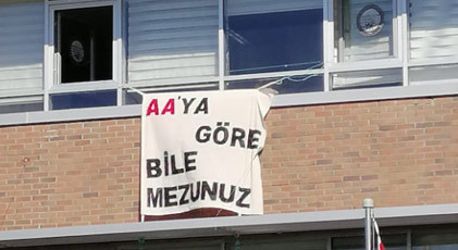 Mezuniyet töreninde ''AA'ya göre mezunuz'' pankartı