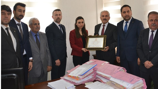 Belediye başkanı seçilen Adil Öksüz'ün kuzeni mazbatasını aldı