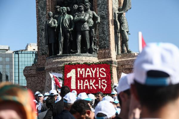 Taksim'de 1 Mayıs ! İlk grup çelenk bıraktı