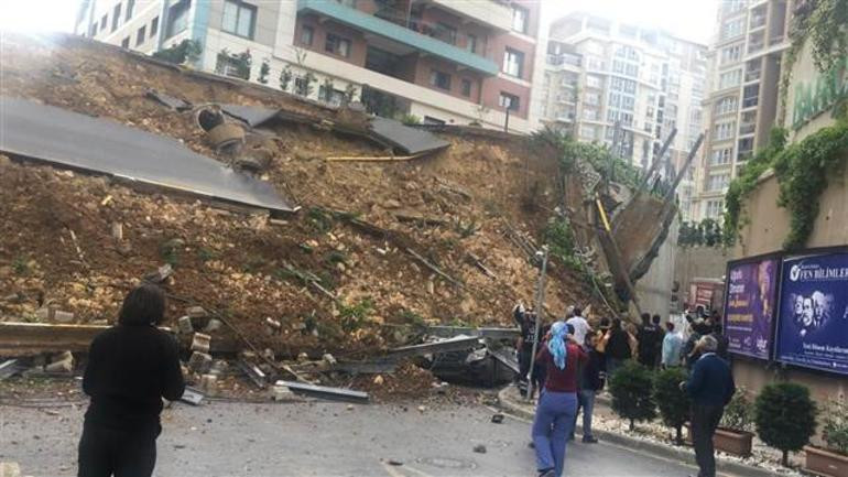 Başakşehir'de sitenin istinat duvarı çöktü