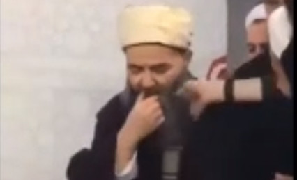 Cübbeli Ahmet'in ısırdığı hurmayı yemek için sıraya girdiler