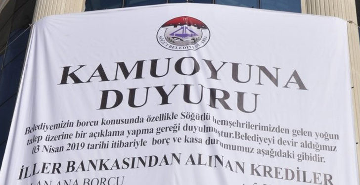 Belediyenin borcunu tek tek yazıp binaya astı